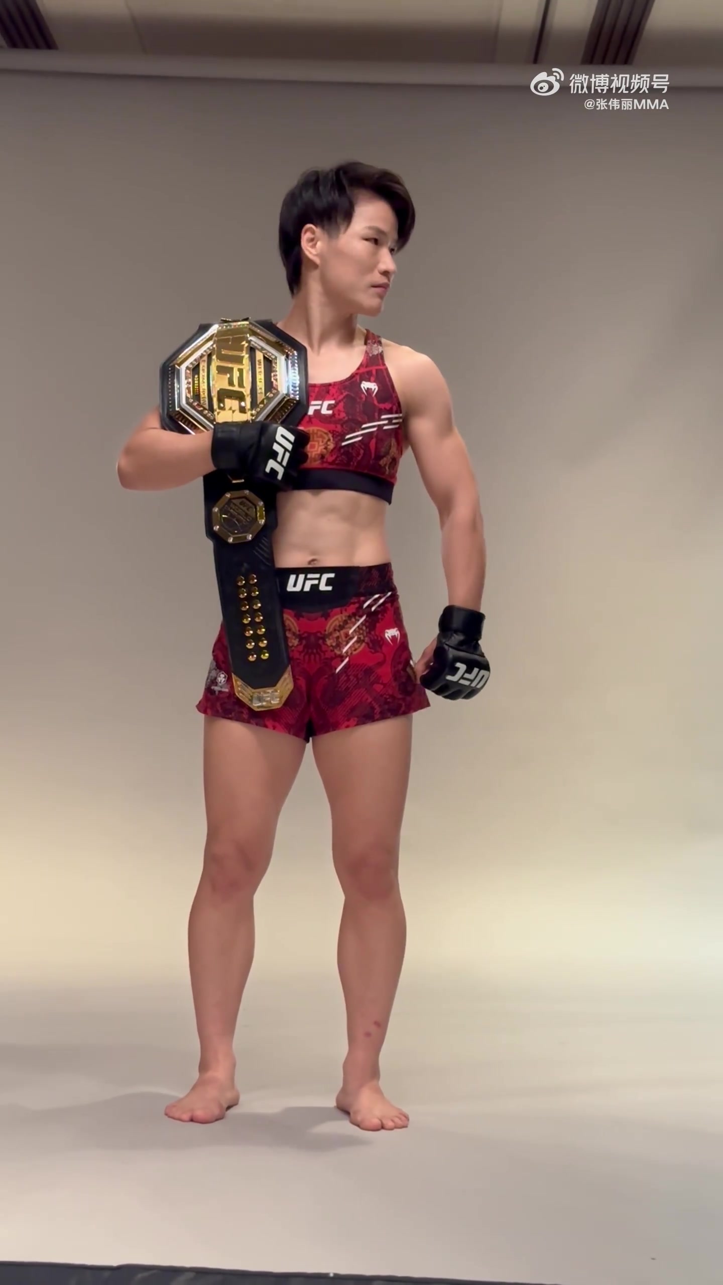 DB视讯百家乐肩披金腰带身着红色战袍！张伟丽社媒：比赛照拍摄✅