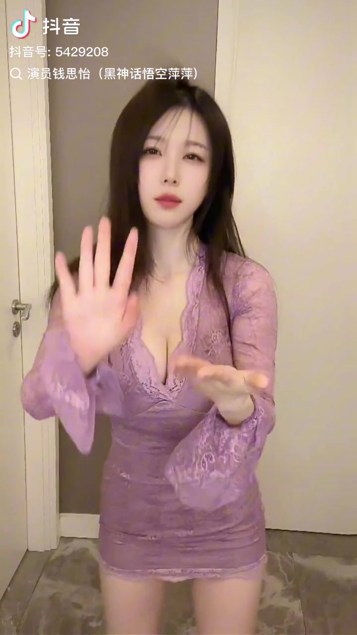 DB真人旗舰黑神话美女演员钱思怡晒热舞视频：紧身小妈裙 暴力身材一览无遗！