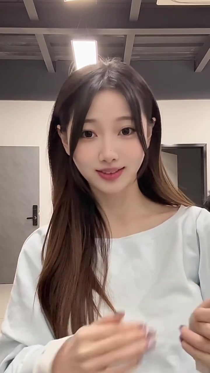 DB视讯官方登录入口官方主持阿芙分享视频：昨日老头杯后台敷衍手势舞一则~