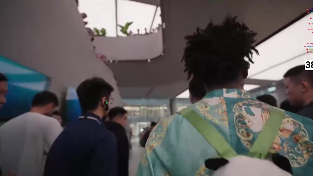 DB真人旗舰被中国科技震惊！甲亢哥体验华为“三折叠”后激情下单：这手机太疯狂了